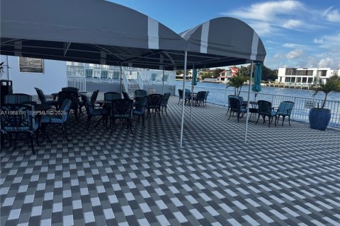 Condominio en alquiler en Hallandale Beach, Florida, 1 dormitorio, 65.03 m2 № 2030414 - foto 17