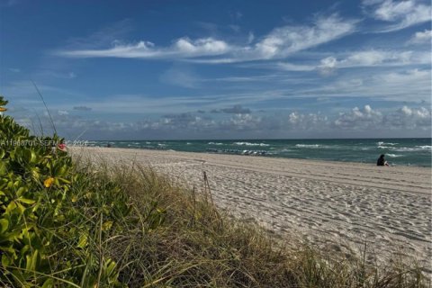 Condominio en alquiler en Hallandale Beach, Florida, 1 dormitorio, 65.03 m2 № 2030414 - foto 25