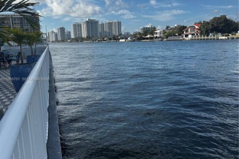 Condominio en alquiler en Hallandale Beach, Florida, 1 dormitorio, 65.03 m2 № 2030414 - foto 19