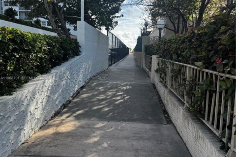 Condominio en alquiler en Hallandale Beach, Florida, 1 dormitorio, 65.03 m2 № 2030414 - foto 23