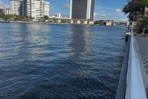 Condominio en alquiler en Hallandale Beach, Florida, 1 dormitorio, 65.03 m2 № 2030414 - foto 18