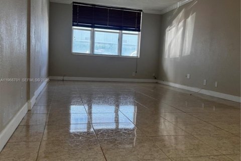 Condominio en alquiler en Hallandale Beach, Florida, 1 dormitorio, 65.03 m2 № 2030414 - foto 4