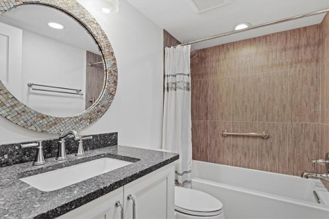 Condo in Sarasota, Florida, 2 bedrooms № 2103994 - photo 28