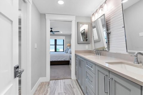 Condo in Sarasota, Florida, 2 bedrooms № 2103994 - photo 25