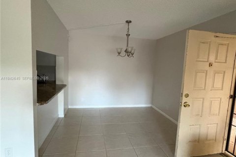 Condo in Greenacres, Florida, 2 bedrooms  № 2000092 - photo 4