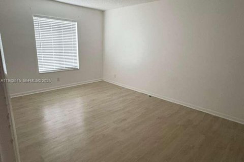 Condo in Greenacres, Florida, 2 bedrooms  № 2000092 - photo 9