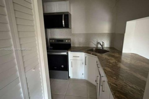 Condo in Greenacres, Florida, 2 bedrooms  № 2000092 - photo 5