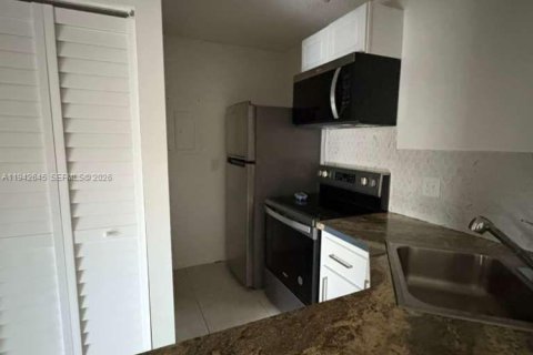 Condo in Greenacres, Florida, 2 bedrooms  № 2000092 - photo 6