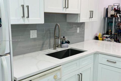 Condo in Tamarac, Florida, 2 bedrooms  № 2054023 - photo 4