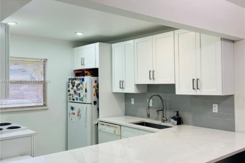 Condo in Tamarac, Florida, 2 bedrooms  № 2054023 - photo 3