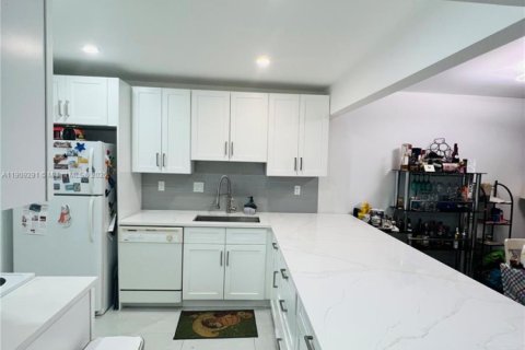 Condo in Tamarac, Florida, 2 bedrooms  № 2054023 - photo 2