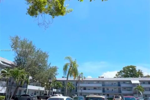 Condo in Tamarac, Florida, 2 bedrooms № 2054023