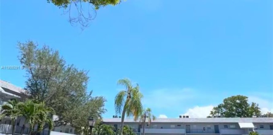 Condo in Tamarac, Florida, 2 bedrooms  № 2054023