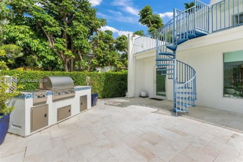 Снять в аренду виллу или дом в Серфсайд, Флорида 6 спален, 509.57м2, № 2068257 - фото 24