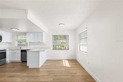 Apartment in Saint Petersburg, Florida 2 bedrooms, 89.19 sq.m. № 2101956 - photo 2