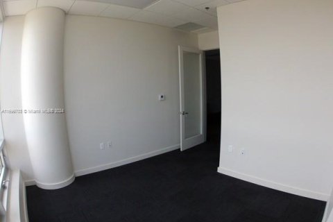 Купить коммерческую недвижимость в Авентура, Флорида № 2035347 - фото 17