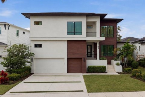 House in Tampa, Florida 5 bedrooms, 447.79 sq.m. № 2342490