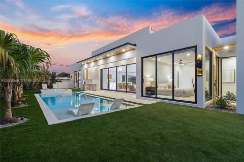 Villa ou maison à vendre à Wilton Manors, Floride: 4 chambres, 278.71 m2 № 2074827 - photo 2