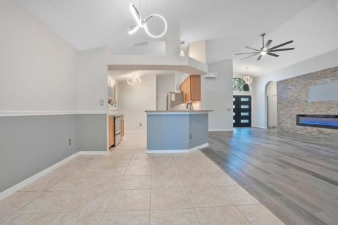 House in Apopka, Florida 3 bedrooms, 134.52 sq.m. № 2225960 - photo 5