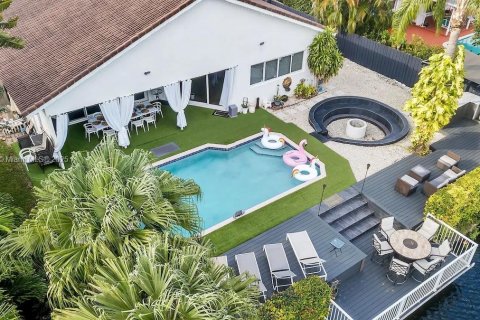 Villa ou maison à louer à Hollywood, Floride: 5 chambres, 205.13 m2 № 1878420 - photo 1