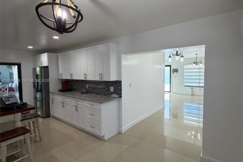 Снять в аренду виллу или дом в Майами, Флорида 3 спальни, 162.76м2, № 2005012 - фото 8