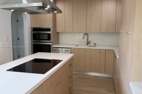 Villa ou maison à vendre à Miami, Floride: 4 chambres № 1941452 - photo 2