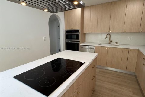 Villa ou maison à vendre à Miami, Floride: 4 chambres № 1941452 - photo 1