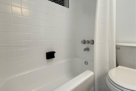 Villa ou maison à vendre à Miami, Floride: 4 chambres № 1941452 - photo 18