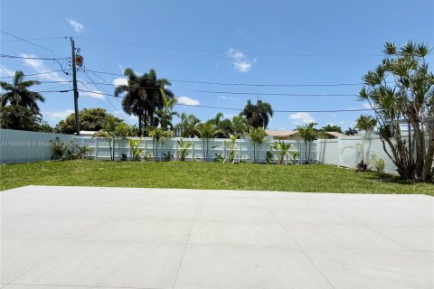 House in Dania Beach, Florida 4 bedrooms, 167.78 sq.m. № 1696439 - photo 25