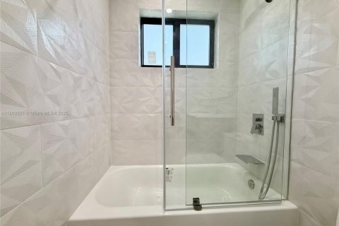 House in Dania Beach, Florida 4 bedrooms, 167.78 sq.m. № 1696439 - photo 18