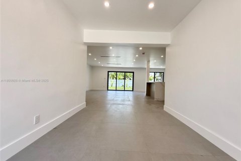 House in Dania Beach, Florida 4 bedrooms, 167.78 sq.m. № 1696439 - photo 3