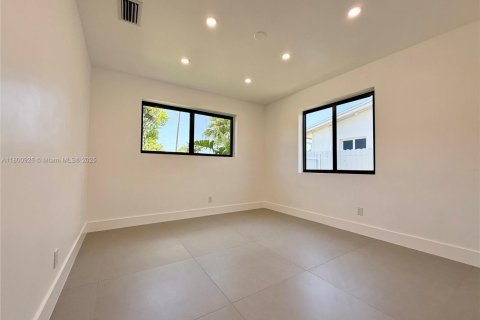 House in Dania Beach, Florida 4 bedrooms, 167.78 sq.m. № 1696439 - photo 16