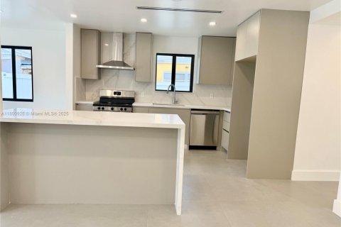 House in Dania Beach, Florida 4 bedrooms, 167.78 sq.m. № 1696439 - photo 7