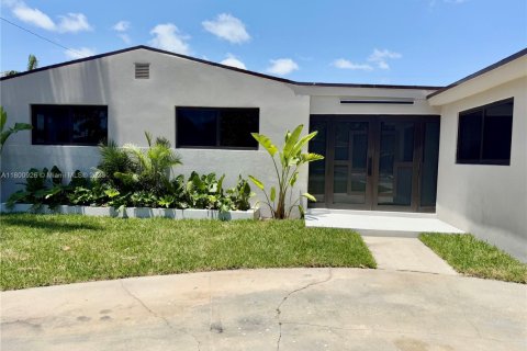 House in Dania Beach, Florida 4 bedrooms, 167.78 sq.m. № 1696439 - photo 1