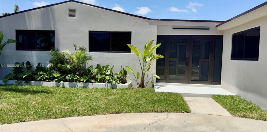 House in Dania Beach, Florida 4 bedrooms, 167.78 sq.m. № 1696439
