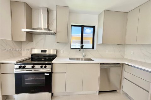 House in Dania Beach, Florida 4 bedrooms, 167.78 sq.m. № 1696439 - photo 5