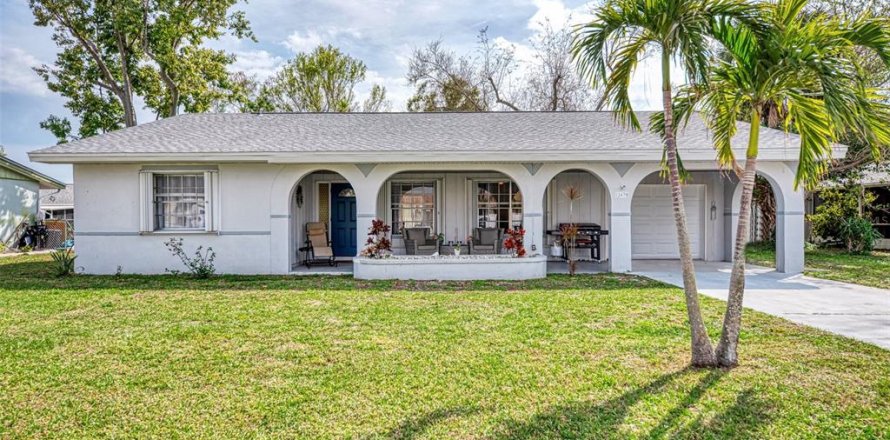 House in Port Charlotte, Florida 2 bedrooms, 116.59 sq.m. № 1529099
