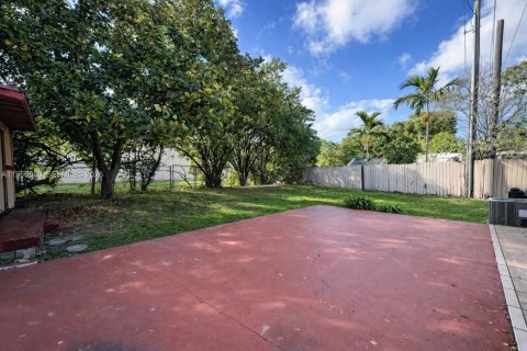 Townhouse in Sweetwater, Florida 4 bedrooms, 132.48 sq.m. № 2028199 - photo 10