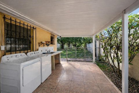 Townhouse in Sweetwater, Florida 4 bedrooms, 132.48 sq.m. № 2028199 - photo 11