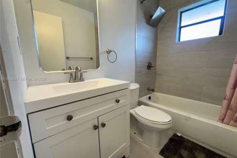 Townhouse in Sweetwater, Florida 4 bedrooms, 132.48 sq.m. № 2028199 - photo 6