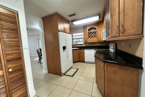 Townhouse in Sweetwater, Florida 4 bedrooms, 132.48 sq.m. № 2028199 - photo 4