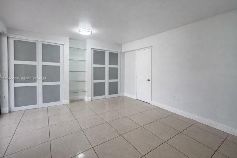 Townhouse in Sweetwater, Florida 4 bedrooms, 132.48 sq.m. № 2028199 - photo 2