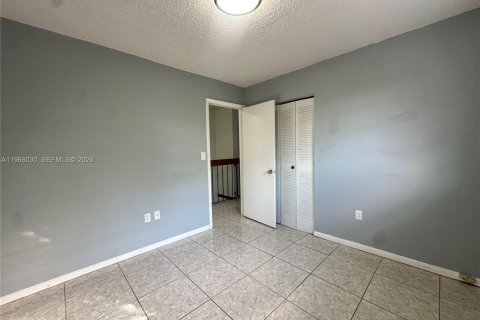 Townhouse in Sweetwater, Florida 4 bedrooms, 132.48 sq.m. № 2028199 - photo 7