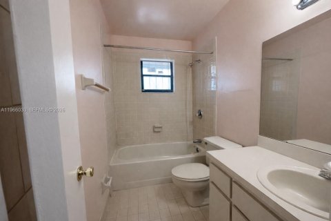 Townhouse in Sweetwater, Florida 4 bedrooms, 132.48 sq.m. № 2028199 - photo 9