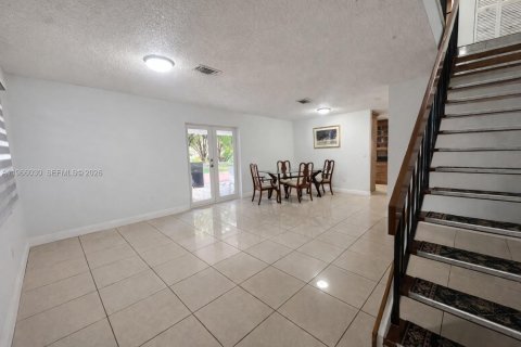 Townhouse in Sweetwater, Florida 4 bedrooms, 132.48 sq.m. № 2028199 - photo 3