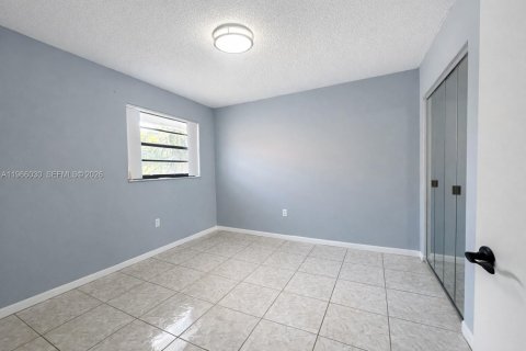 Townhouse in Sweetwater, Florida 4 bedrooms, 132.48 sq.m. № 2028199 - photo 5