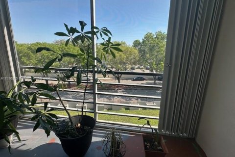 Condominio en venta en Miami, Florida, 2 dormitorios, 105.44 m2 № 2012357 - foto 9