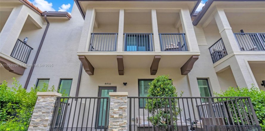 Adosado en Doral, Florida 3 dormitorios, 179.21 m2 № 1893332