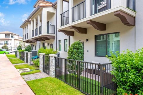 Adosado en alquiler en Doral, Florida, 3 dormitorios, 179.21 m2 № 1893332 - foto 2