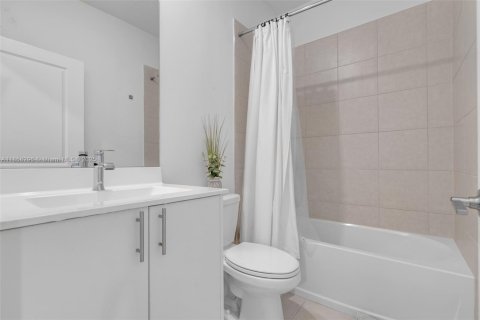 Townhouse in Doral, Florida 3 bedrooms, 179.21 sq.m. № 1893332 - photo 21